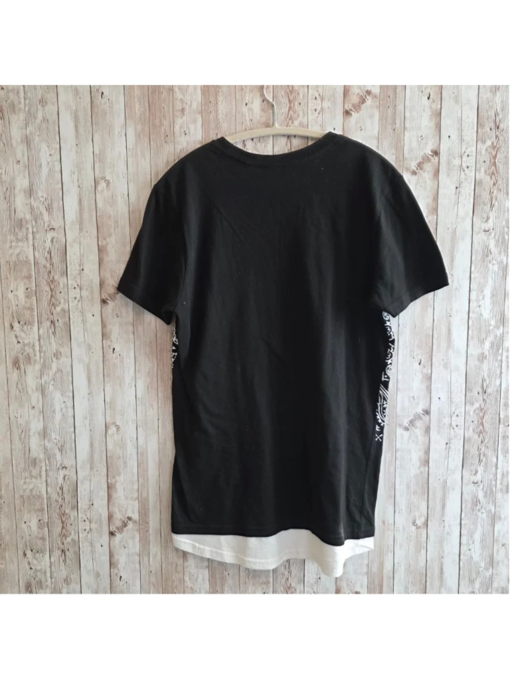 Men's GUESS Black and White Bandana Print Short Sleeve Tee XS - Picture 6 of 6